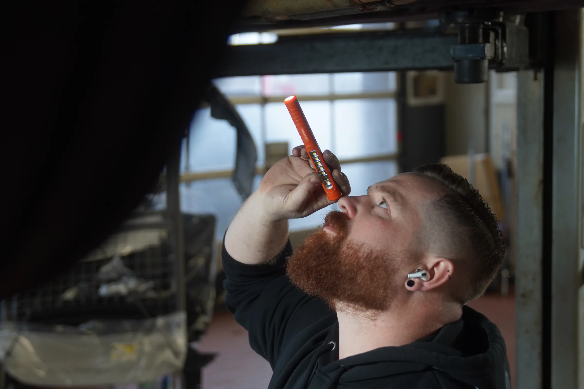Schadenaufnahme am Unterboden in der Werkstatt von Fahrzeugtechnik Geißinger in Mauth